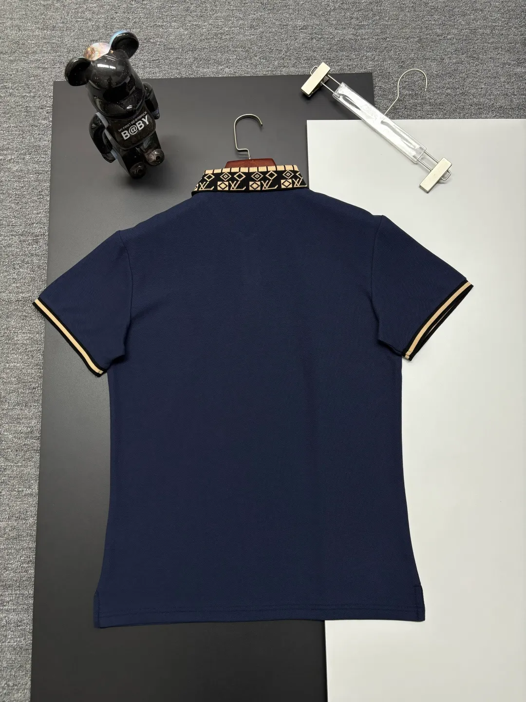 🅿️210 LV Louis Vuitton's new embroidered Polo shirt. Original fabric. Official same style. Made of 210 grams of pure cotton pique fabric, customized in the same vat dyeing fabric. It feels very comfortable and smooth. The version is quite wide and stylish. Produced by a first-line brand factory. Imported Behringer embroidery machine. The embroidery is full and textured. The collar rib is woven with imported yarn. It will not deform after long-term wear. The latest style for spring and summer. Fashionable and individual. Super versatile and good-looking. It is very suitable for both men and women. A must-have item. Color: black, white, apricot, royal blue. Size: M-XXXL